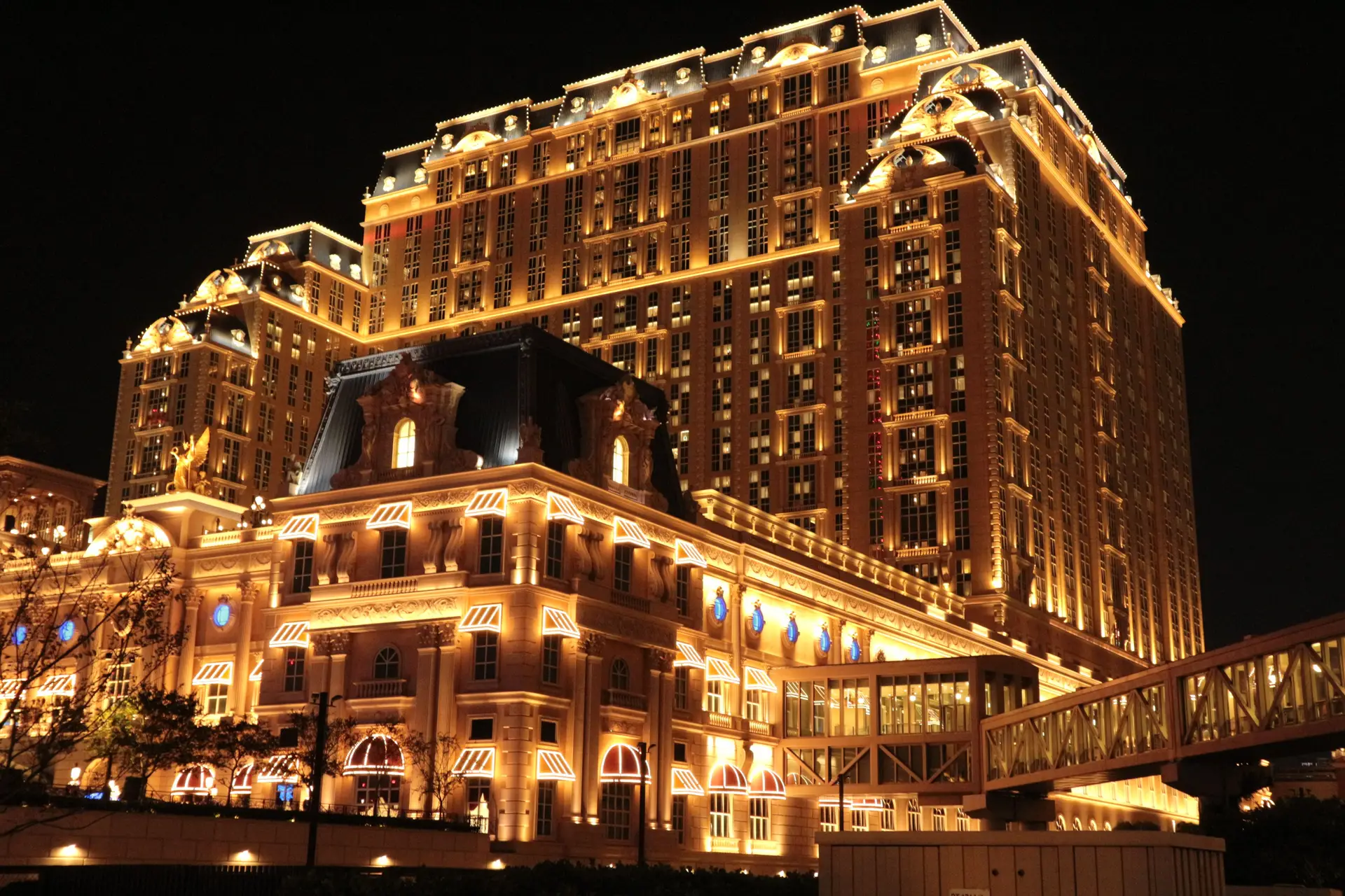 MerquessaresortHouse exterior at night